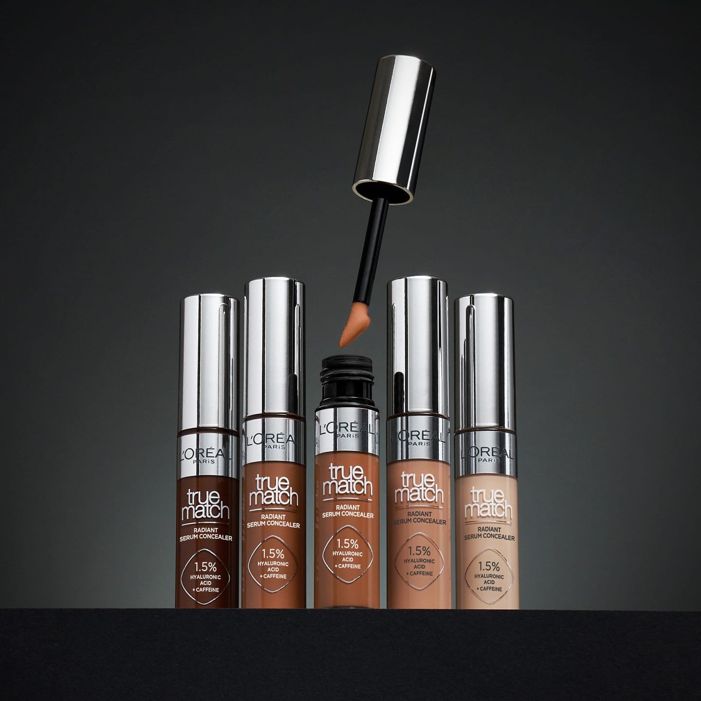 Einige Nuancen der True Match Radiant Serum Concealer Produktreihe, eine davon geöffnet